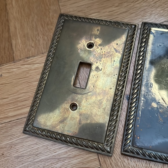 Single toggle brass light switch plates with classic braided design - Picture 2 of 6
